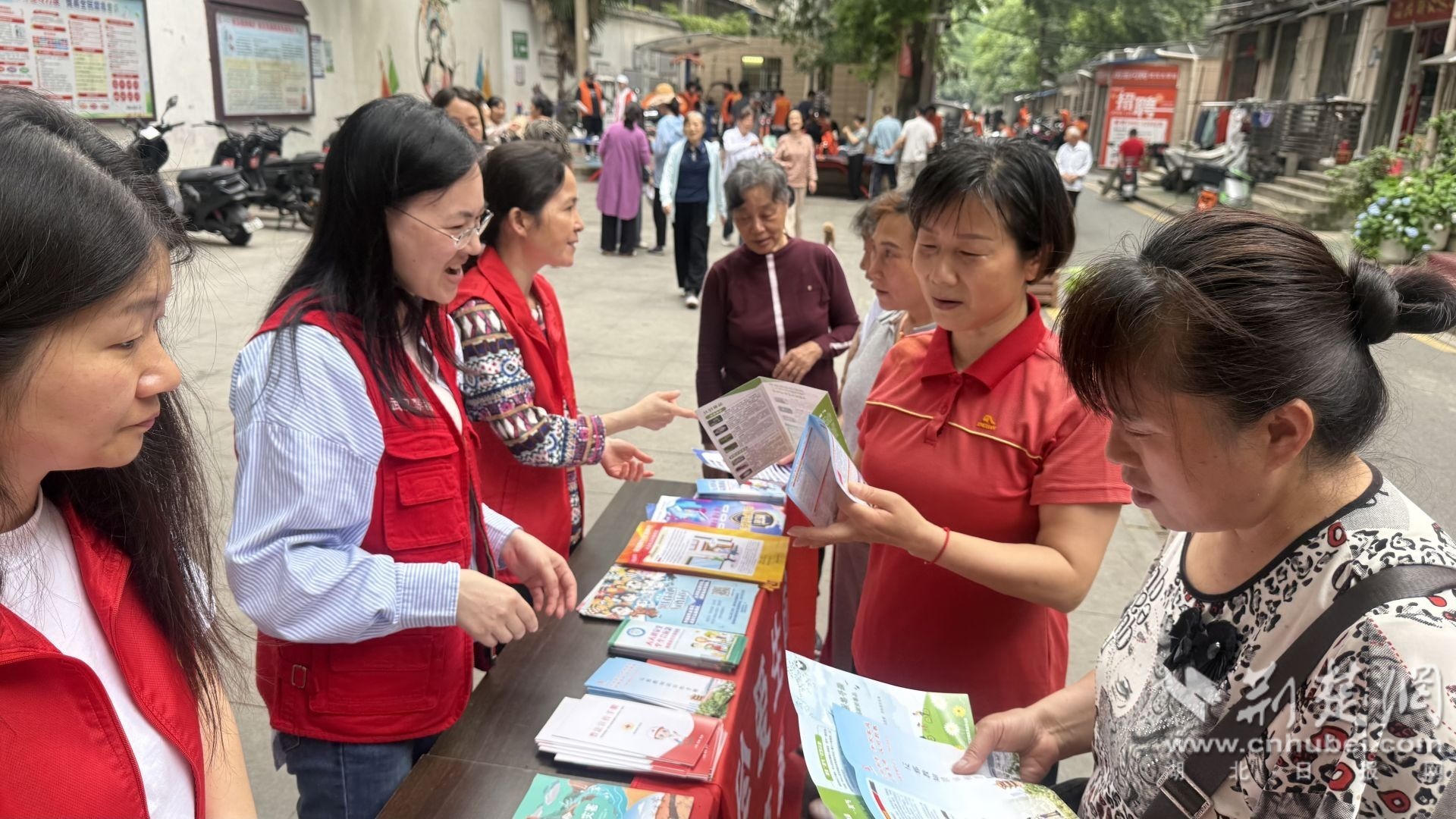防灾禁毒齐参与，珞珈山街道举办全国防灾减灾日宣传活动