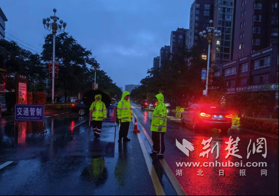 凌晨强降雨来袭！钟祥交警坚守路面保畅护平安