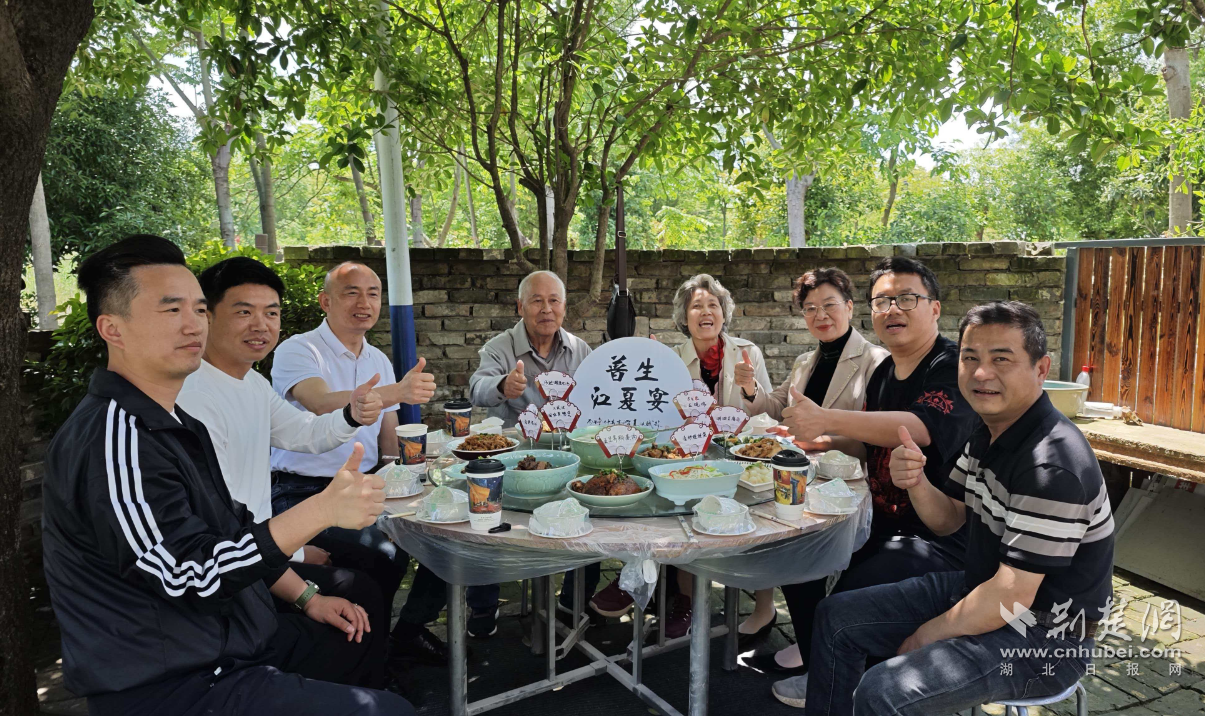  江夏这桌流水席上的粉蒸肉，为什么要用宋式斗笠盏来盛？