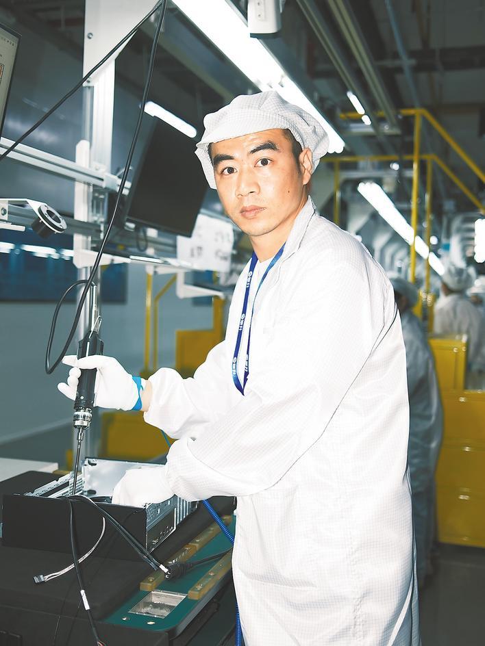 武汉攀升定制电脑稳居全球销冠 “装机王”丁江明练就神速装配