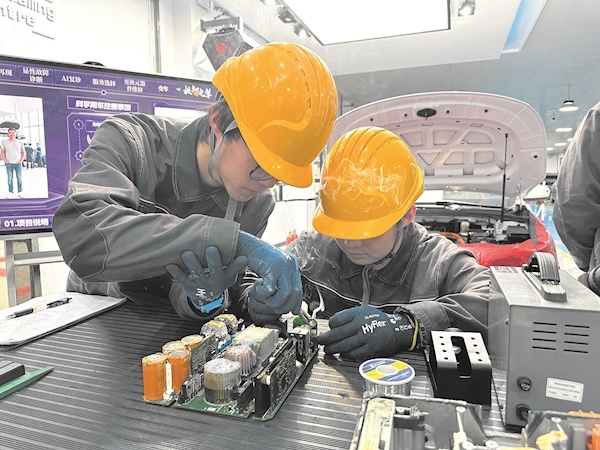  0.5秒拧螺丝  微米级精度考核 中职技能文化节赛出“工匠标准”