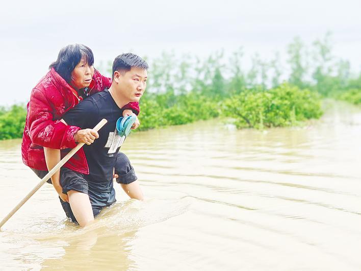 95后村干部雷勇 暴雨中带队转移15名群众
