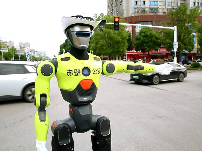  人形交通指挥机器人亮相赤壁市街头