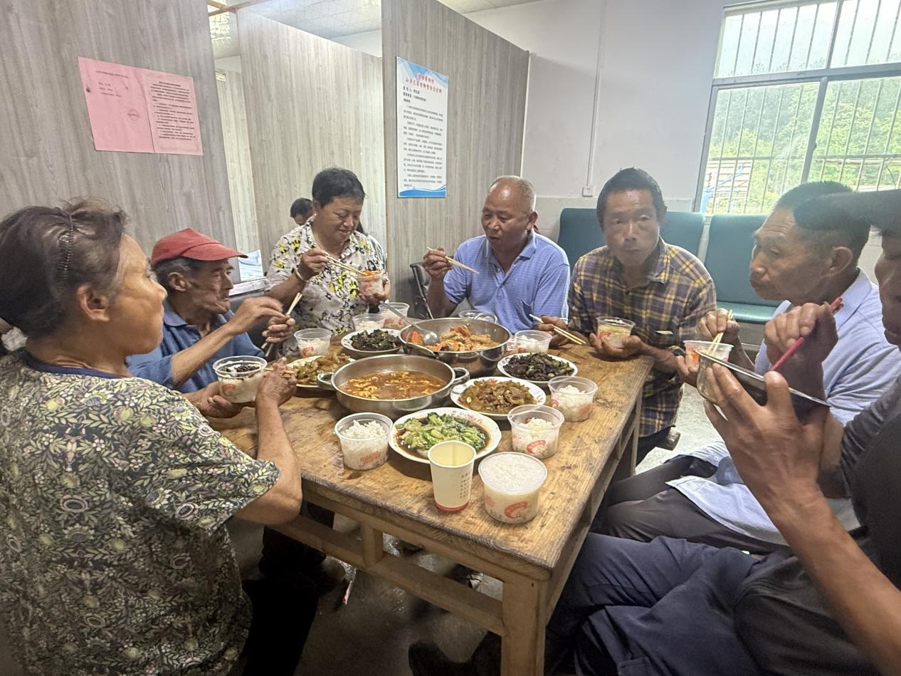 强降雨来临前，黄梅县紧急转移安置245人！安置点里，村民吃上了热乎的辣椒炒肉