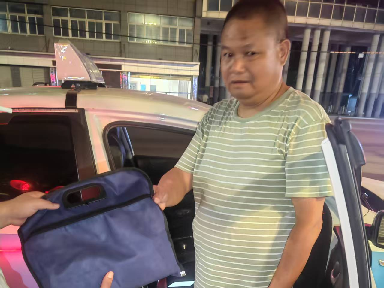 8万元现金深夜失而复得 应城交通执法联动寻物获赞
