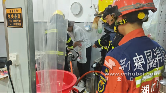  男子操作压面机不慎被卡 荆门消防紧急破拆助脱困