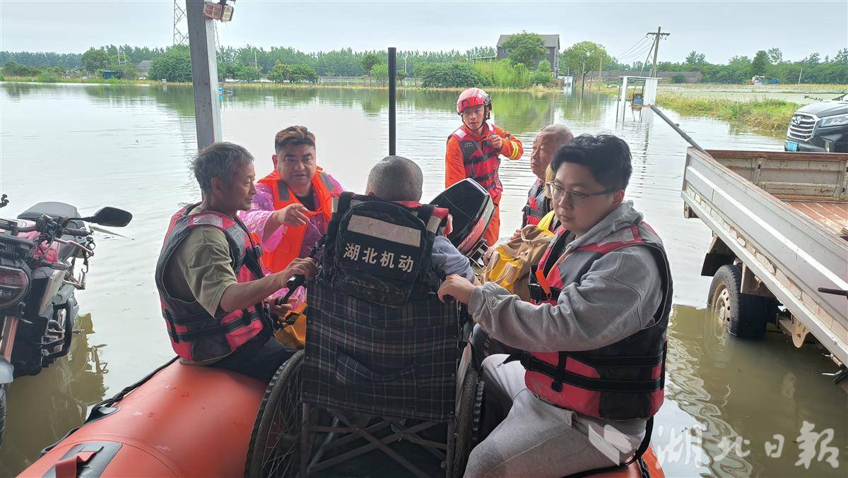 4人被困“孤岛”，消防员激流中救出84岁老人