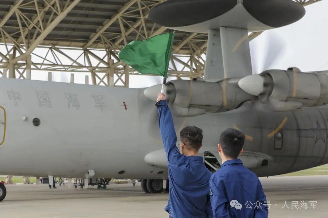 复杂干扰下精准锁定 直击海军航空兵飞行训练现场