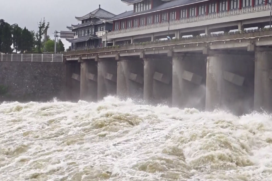安陆解放山大坝开启泄洪