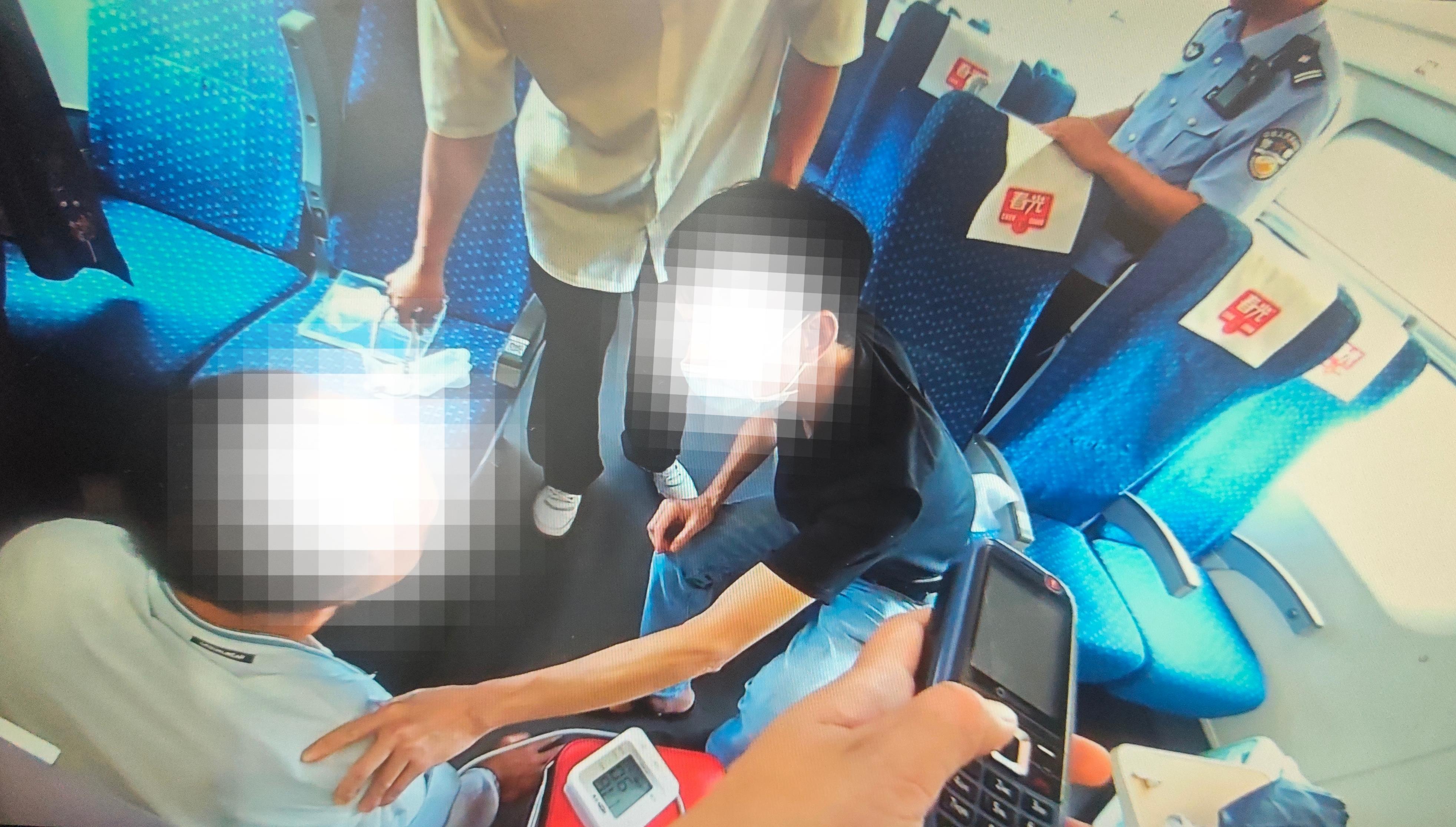 列车车厢上演生死时速！工作人员迅速反应 开展紧急救援