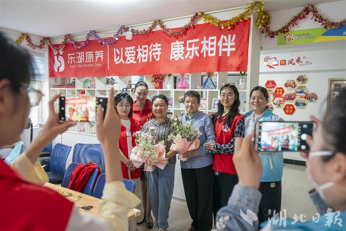  社区暖心活动情暖母亲节