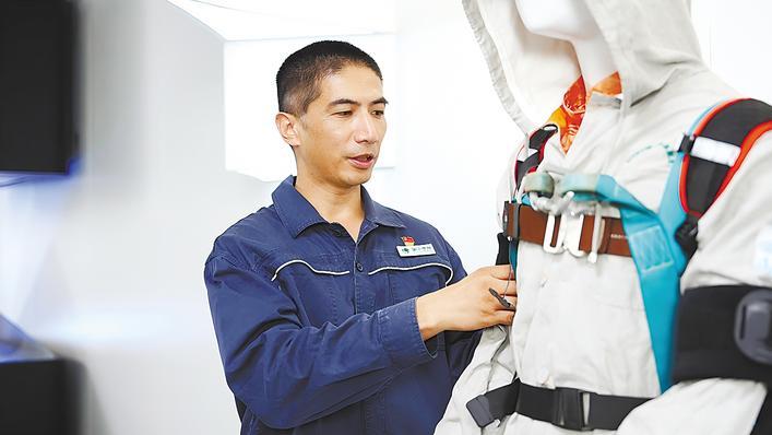  助力登高检修输电线路 “空中维修师”胡洪炜团队 研发外骨骼机器人