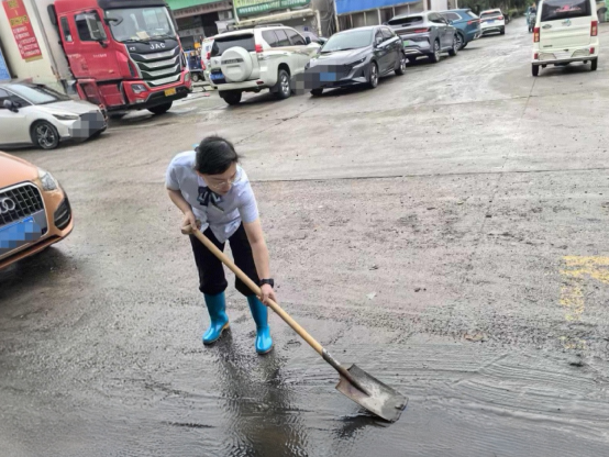 闻“汛”而动保运营 邮储银行荆州市分行精准帮扶显担当