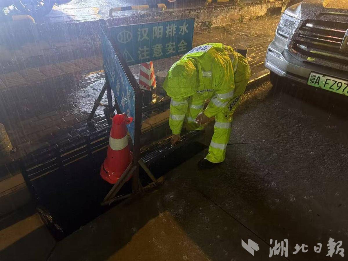 雨下了一夜，今早7时移出武汉！我们在街头拍到这样的画面…