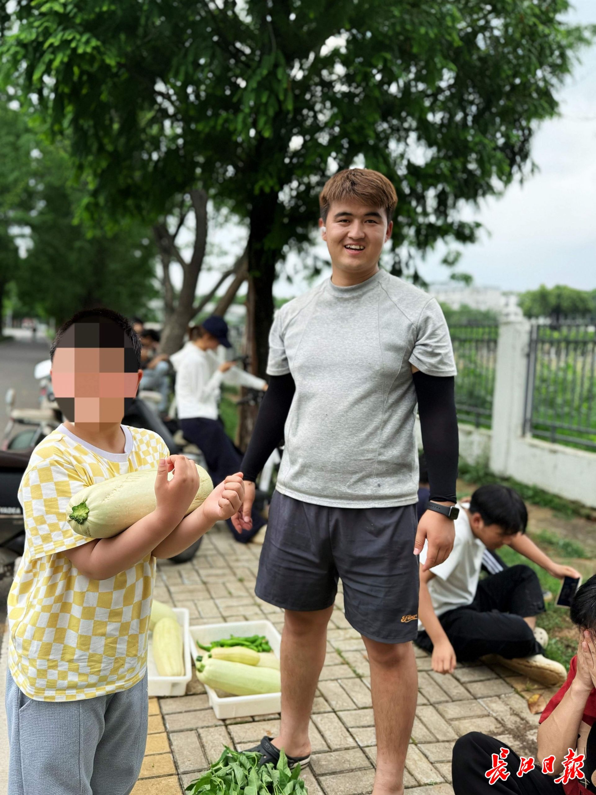 华农这群大学生把作业卖爆了,有人专门从江汉路赶来抢购