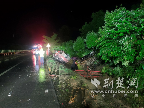  湖北荆门暴雨夜货车追尾侧翻两人被困 消防深夜紧急救援