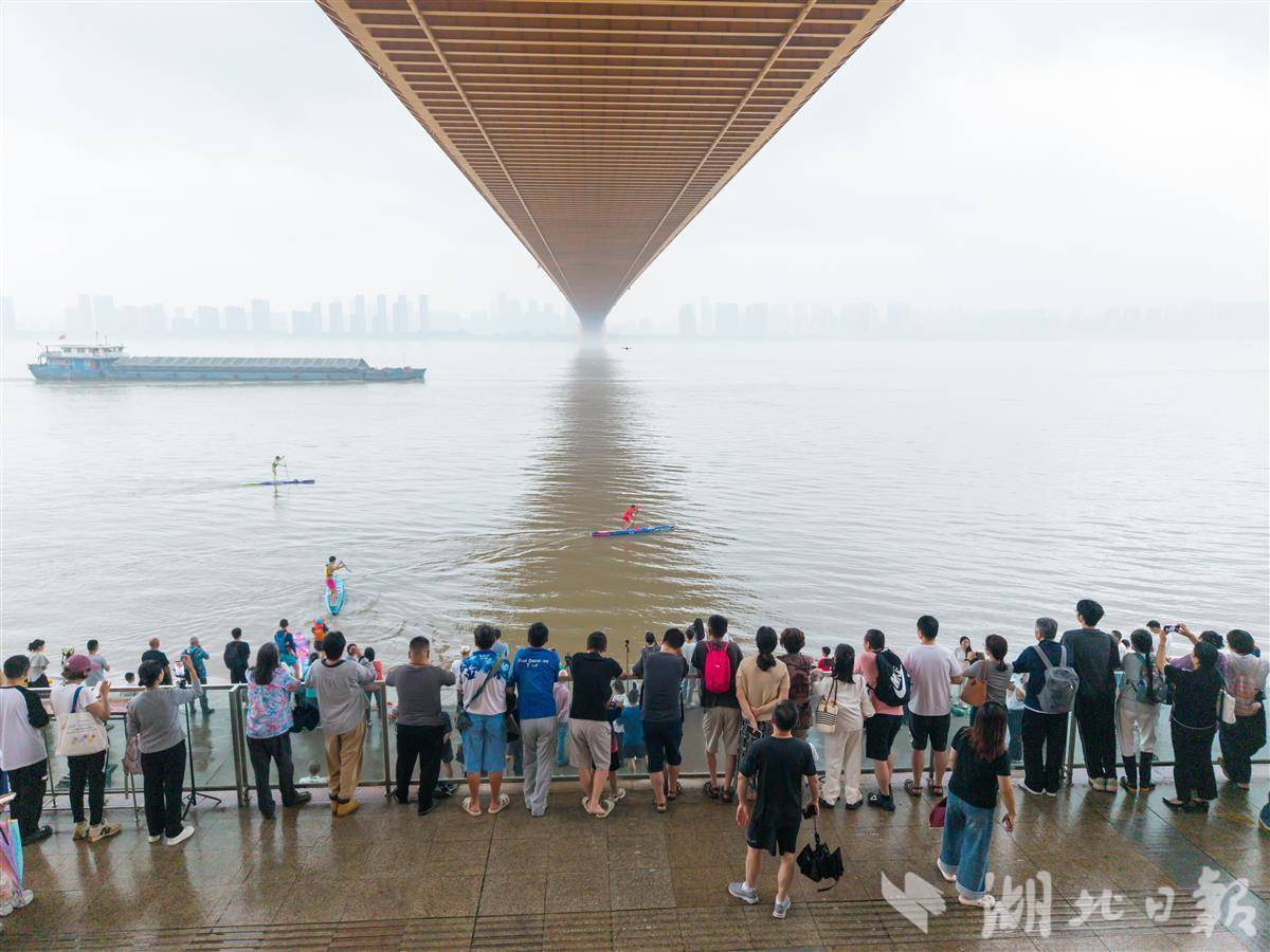 太燃了！雨中划桨势如破竹，武汉运动氛围绝了