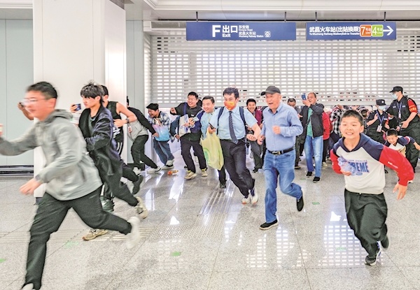 武汉地铁12号线一期正式开通 江城轨道交通迈入环网交织、三镇同环新阶段