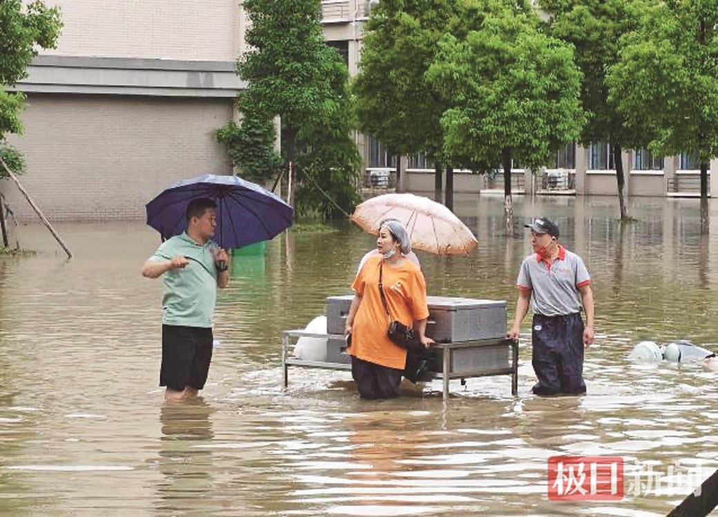  送到学生宿舍的饭菜  真香！