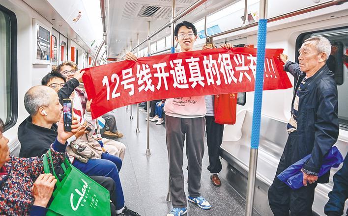武汉红巷码头“五一”客流增近3倍 “看江+吃虾”点燃江城夜游