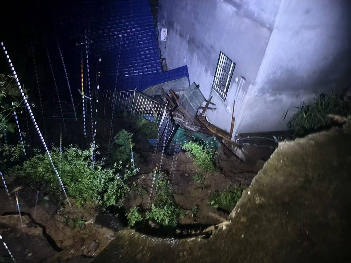 “轰”的一声边坡塌了！20分钟前2户5人安全撤离