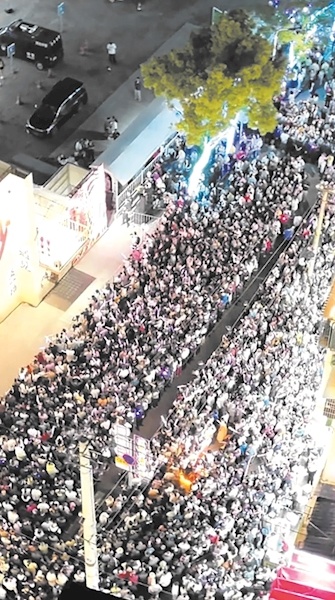  荆州阳台音乐节突发险情，2万人海中闪现动人“留白” 警民合力3分钟开辟生命通道
