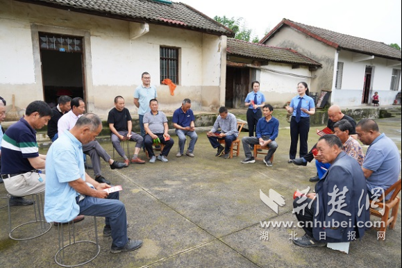 沙洋县检察院深入田间地头宣讲民法典