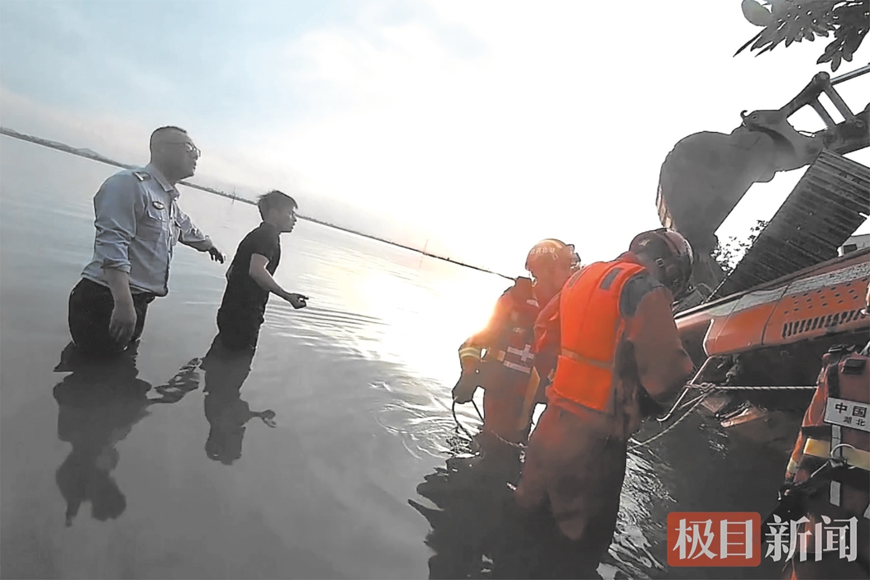  司机被困在坠河挖机中 民警和消防员快速破拆车门救援