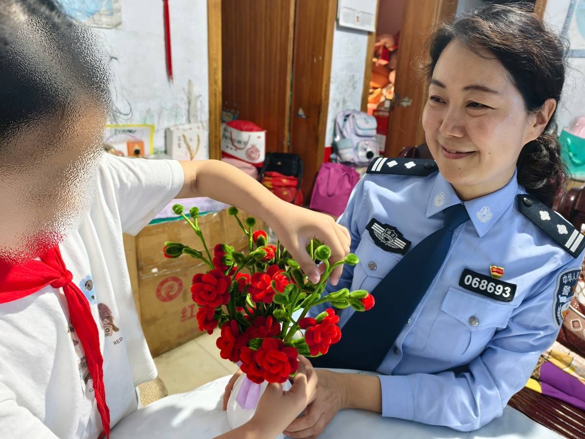 “六一”前夕，警花“爱心妈妈”收到孩子的礼物