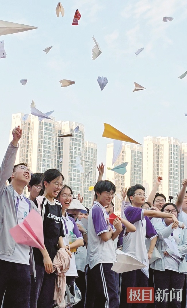 高三学子走出教室放飞纸飞机