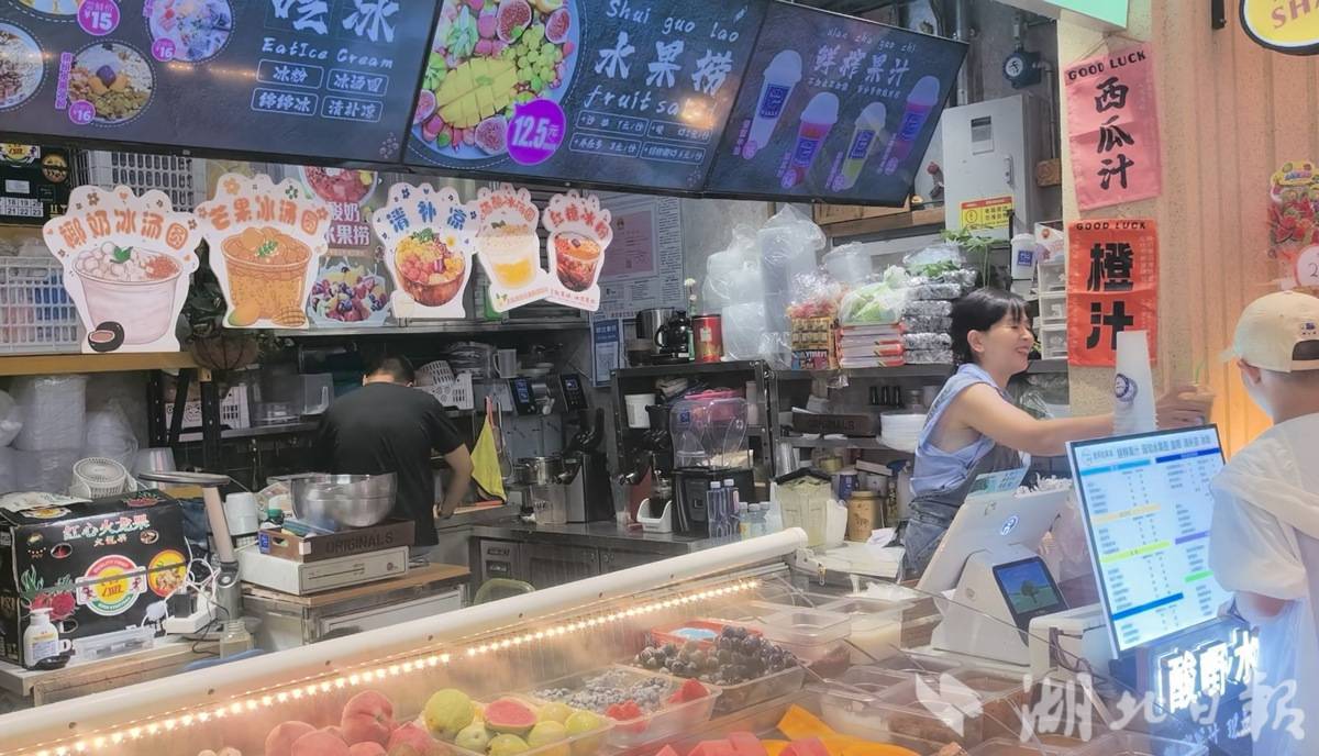  闹市写作业的“小孩哥”，爸爸大学读的计算机，用写代码的经验理解教育