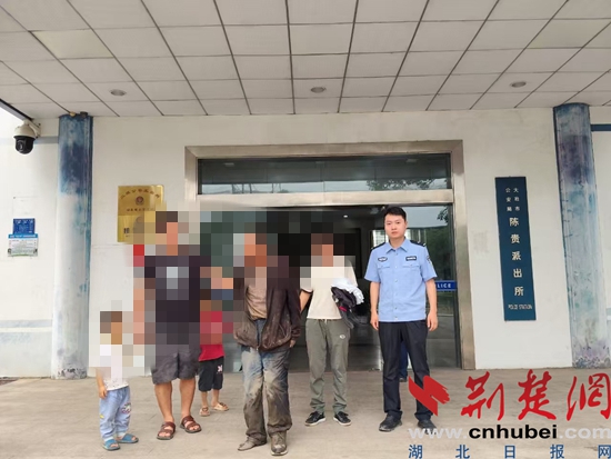 七旬老人满身泥泞找不到家，大冶警民热心帮助找家人