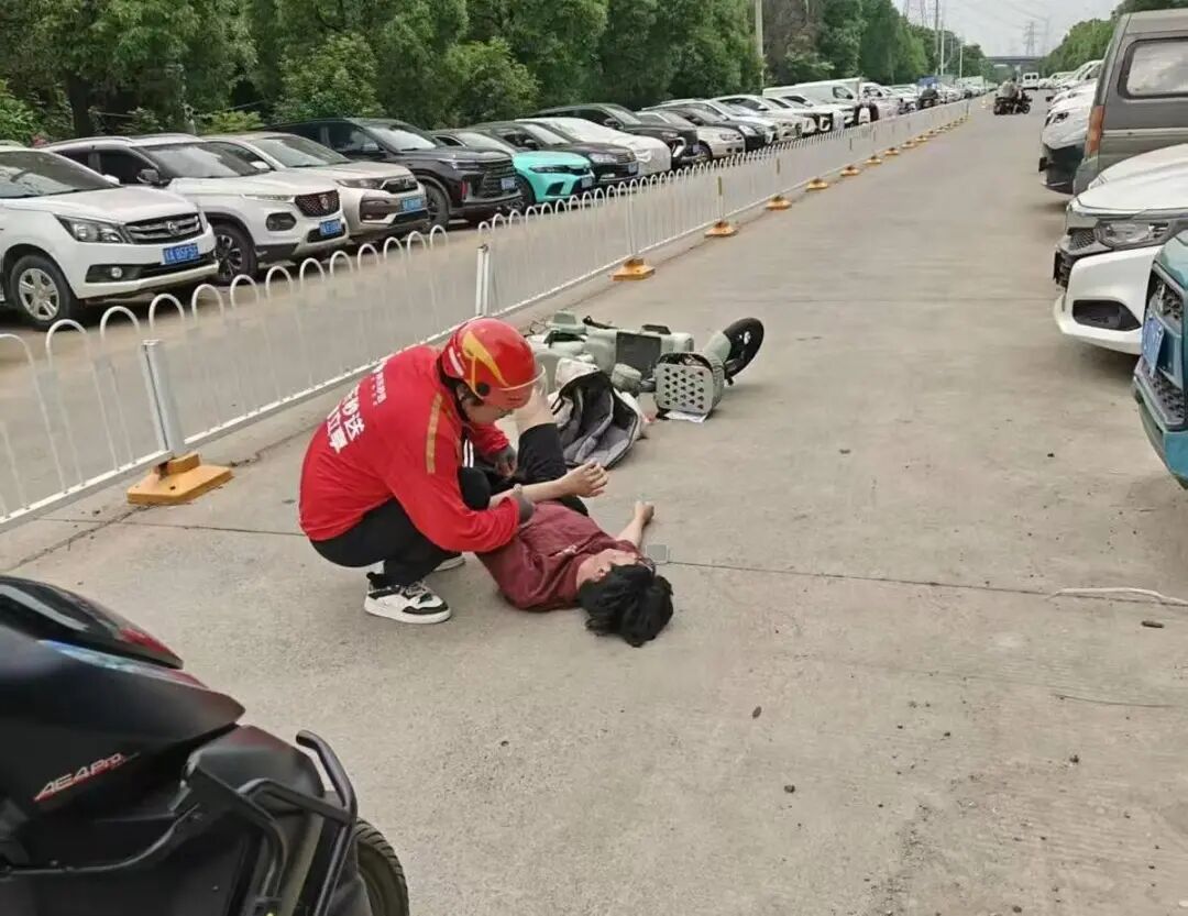  武汉市江夏区“红骑侠”街头救人