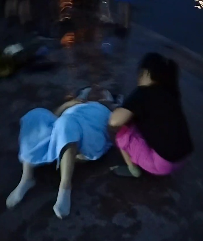 夜晚，54岁婆婆湖水深处救起落水男子