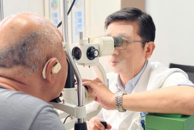 一次手术解决近视、散光、老花与白内障！ 屈光性白内障手术助56岁男子重获清晰视界