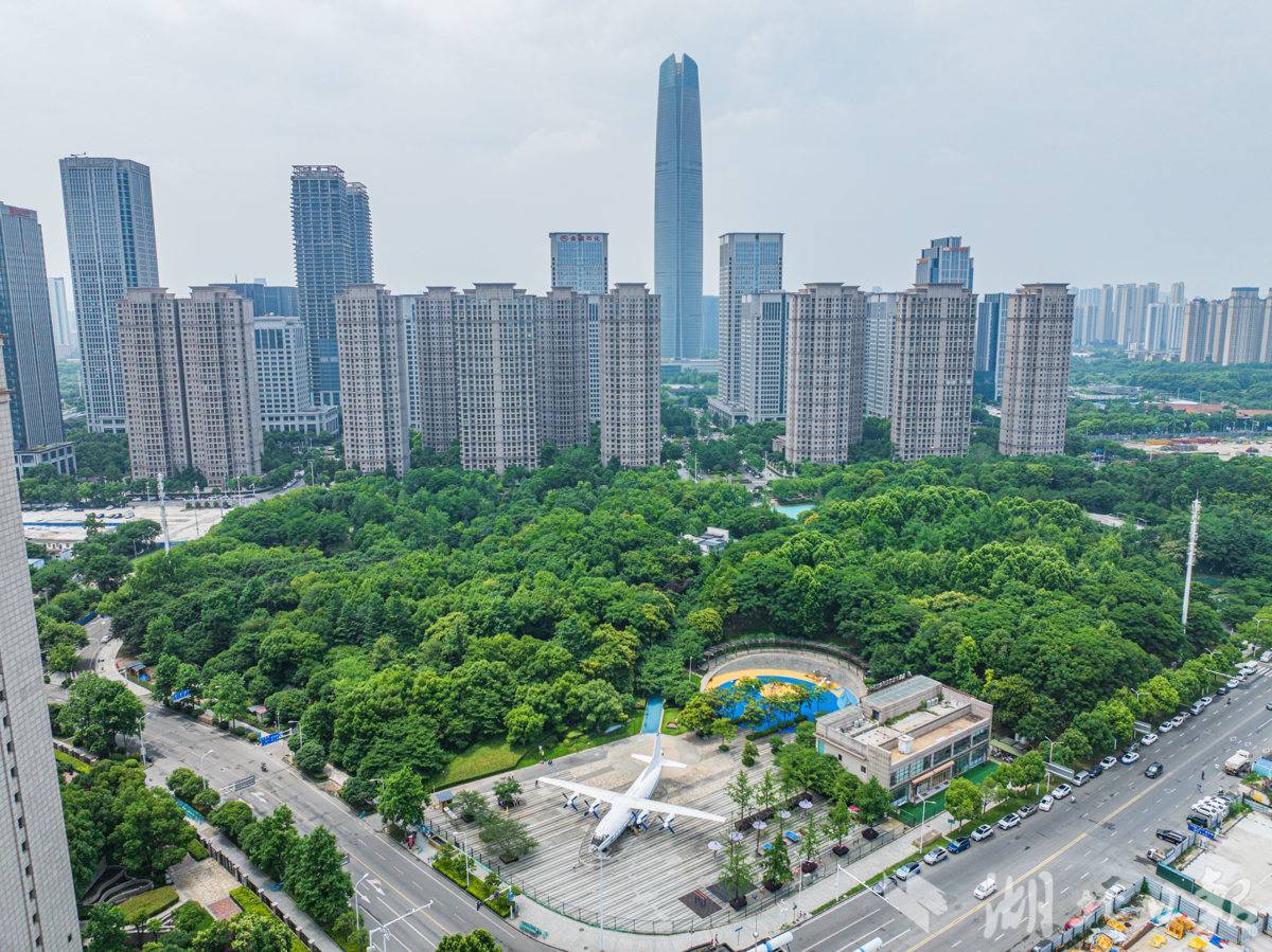 喷雾一开、美成“仙境”！武汉王家墩公园拆掉围墙，成为居民“后花园”