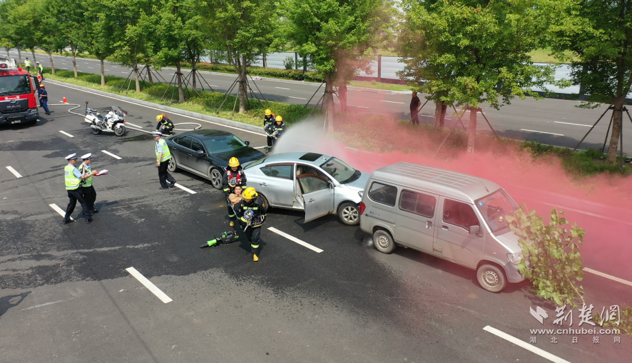 武汉举行道路自然灾害交通事故应急演练 多部门联动30分钟抢通“生命通道”