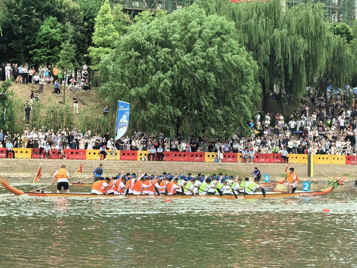 鼓声震天门！22支龙舟竞渡，3岁萌娃扯着嗓子喊加油！