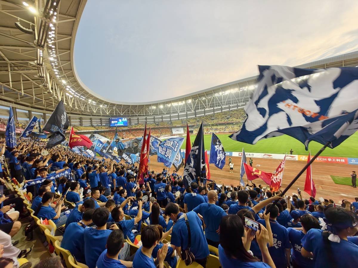 轮椅上的“第十二人”：在楚超看台，他站得比谁都高