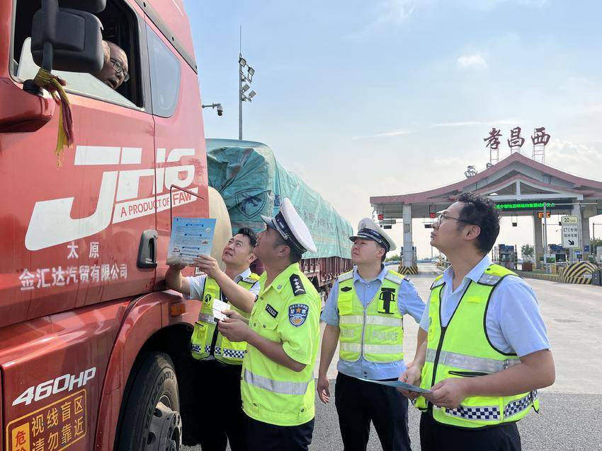  孝昌：路警联合 把安全“递”到车窗前
