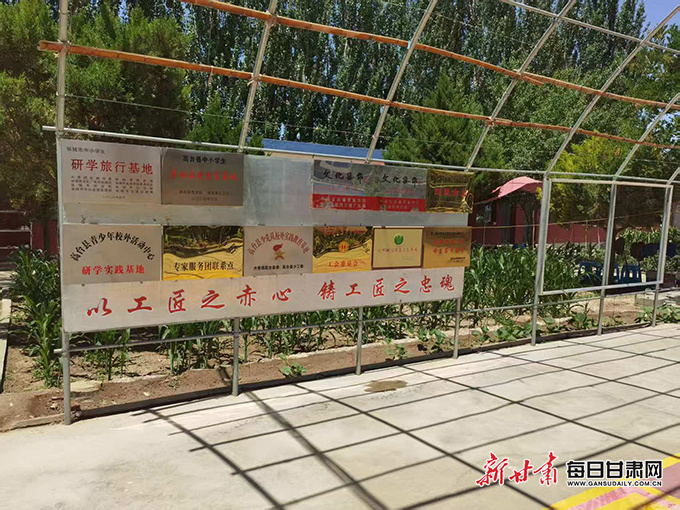 青春华章 丝路逐光丨丝路巧手裁红韵 高台非遗传承人陈志的 “金剪刀” 逐光梦