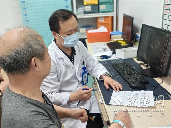 纸笔传情，有爱无“碍”：聋哑患者说不出的痛，医生用图画“破解”