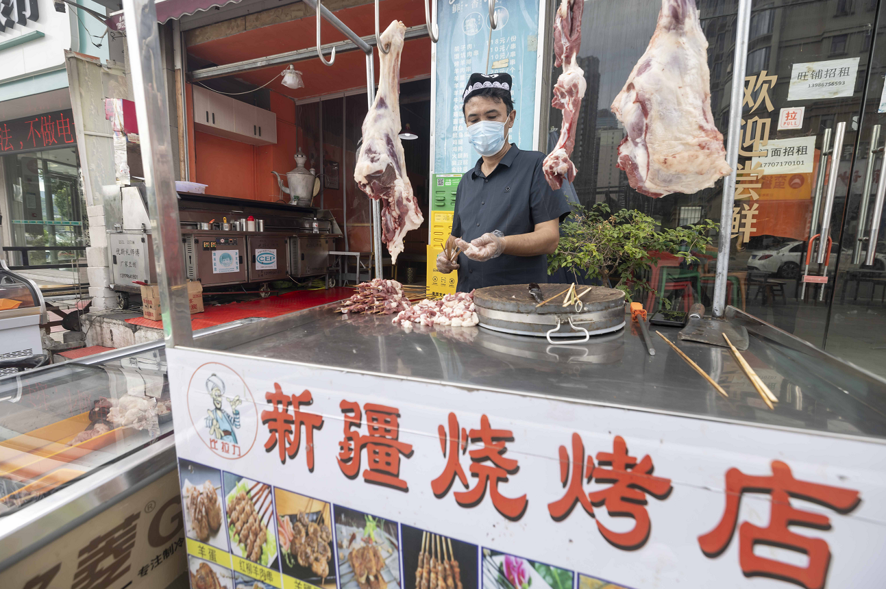 一碗拉面 一根烤串 一家小店…舌尖上的宜昌民族团结新故事(图5)