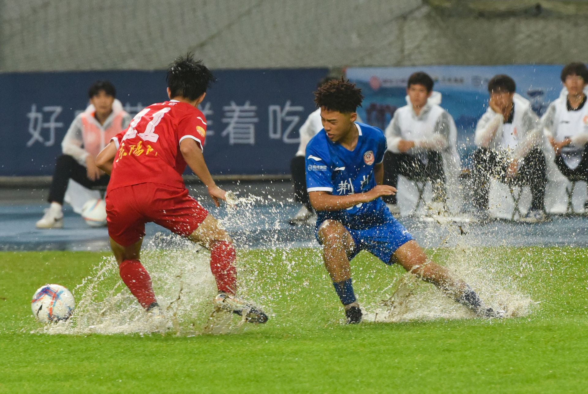 图9：5月16日，荆州恒隆队客场宜昌东阳光队，双方队员在雨中鏖战。（记者 叶力铭 摄）DSC_5765.JPG.JPG