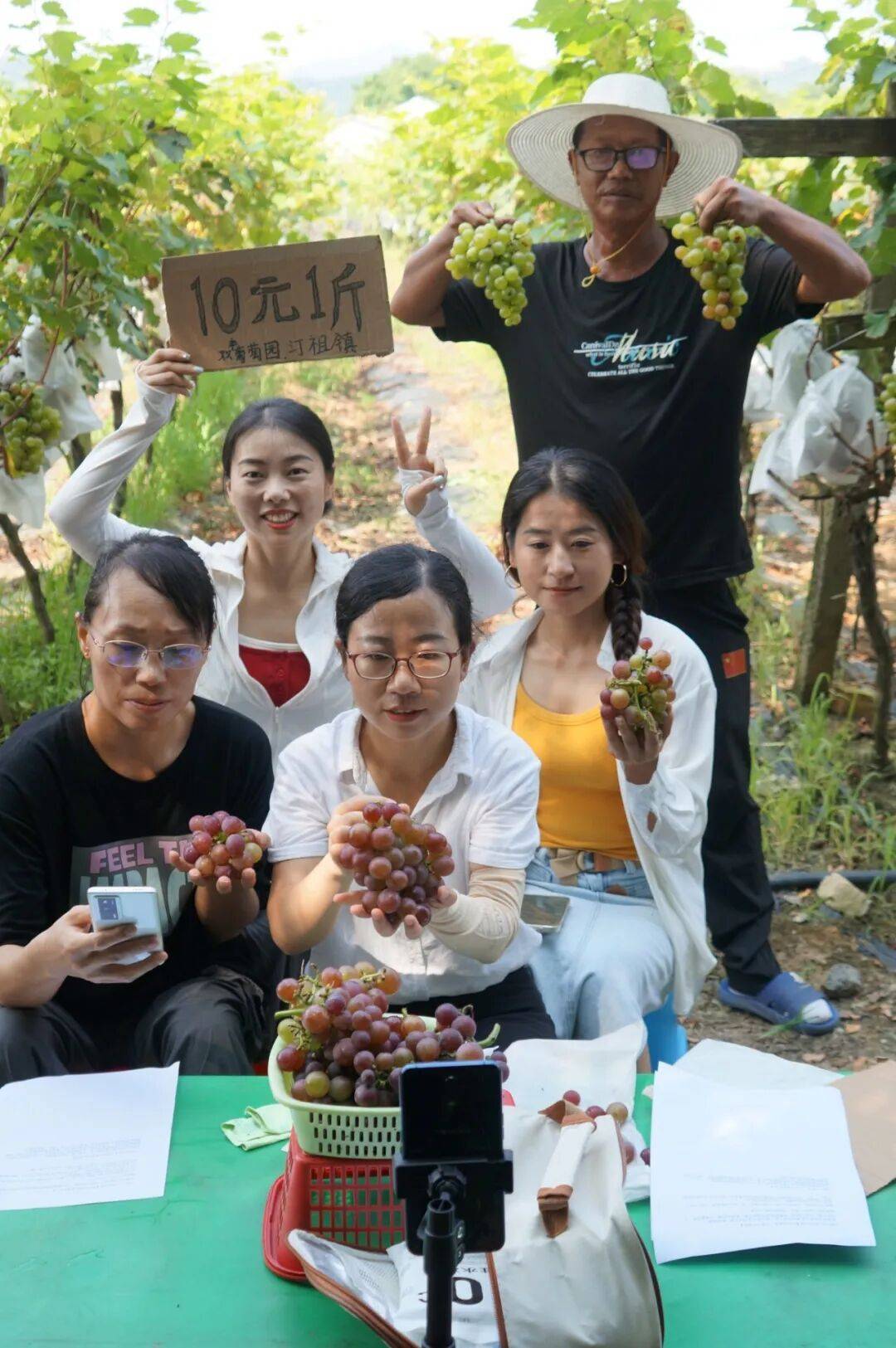 鄂城汀祖镇这位村干部直播卖葡萄“甜”出圈了(图2)