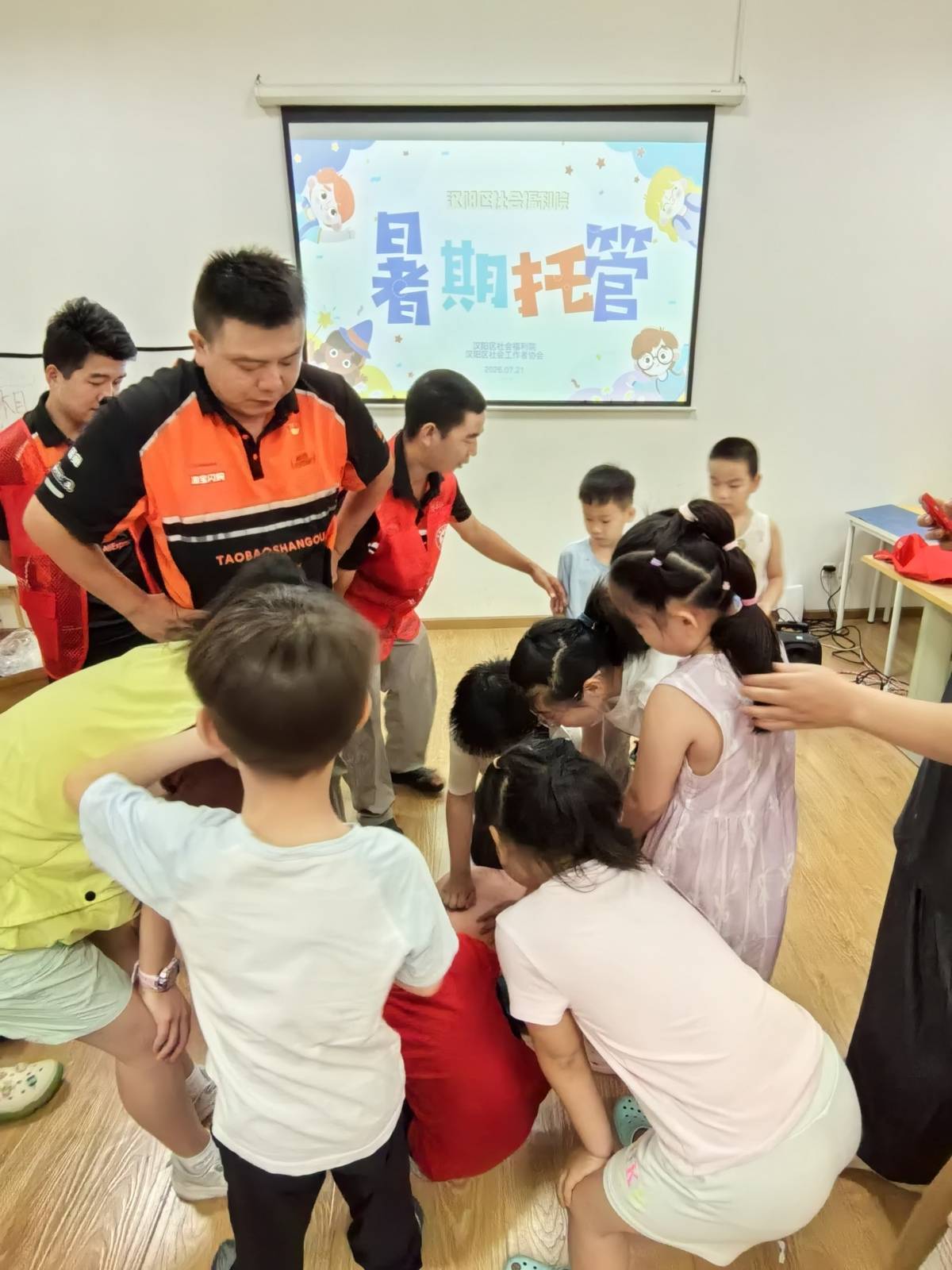 暑期托管班来了“小哥老师”(图2)