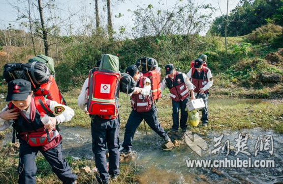 22 卫生应急人员负重徒步赶往灾区_副本.jpg 22 卫生应急人员负重徒步赶往灾区_副本.jpg