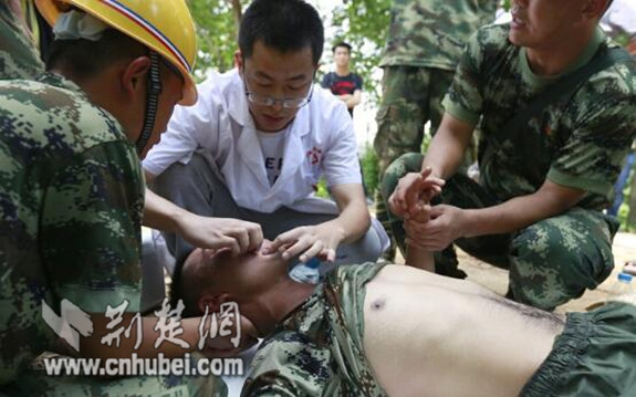 44 防汛期间,医护人员紧急救护中暑的武警战士_副本.jpg 44 防汛期间,医护人员紧急救护中暑的武警战士_副本.jpg