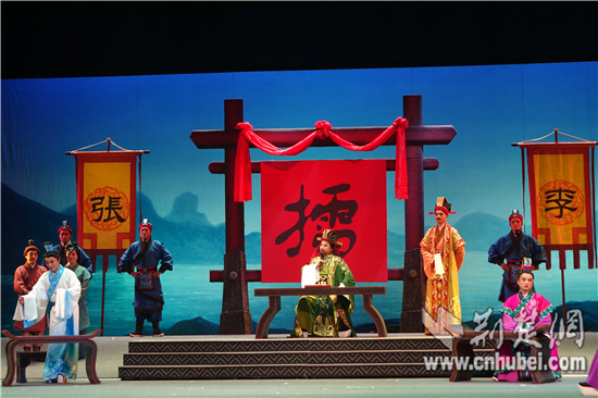 《悬鱼太守》剧照，孝子张儒与李老爷的儿子竞举孝廉。陈建红摄影。.jpg