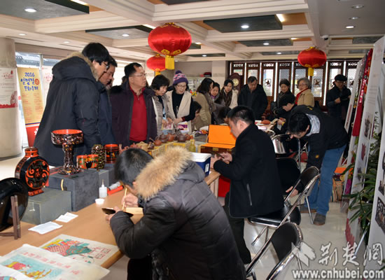 韩国展非遗传承人现场演示.jpg